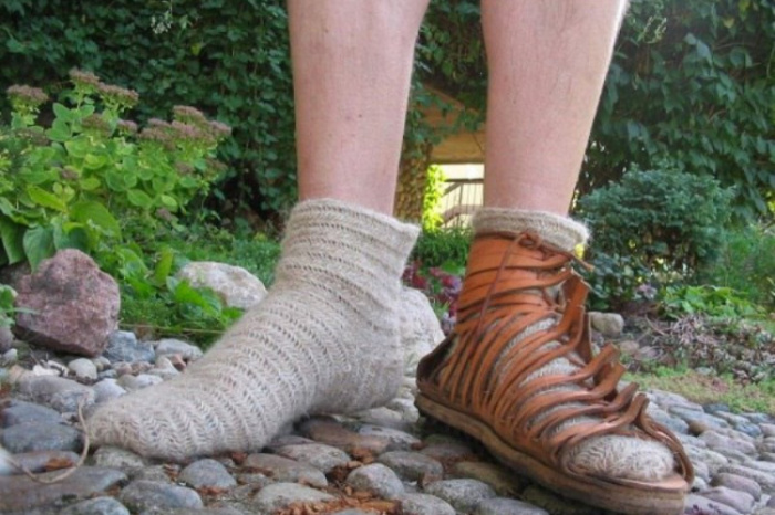 Можно ли надевать носки с сандалиями?
 